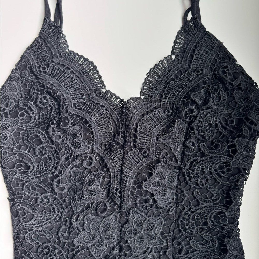Lulu’s Black Bodysuit with Crochet Like Bodice and Adjustable Straps size small - Picture 2 of 6